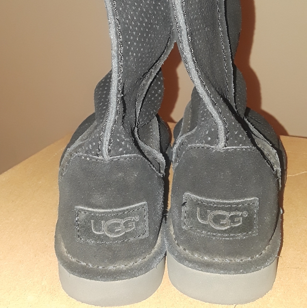 Preowned black Ugg Unlined boot size 5 perforated